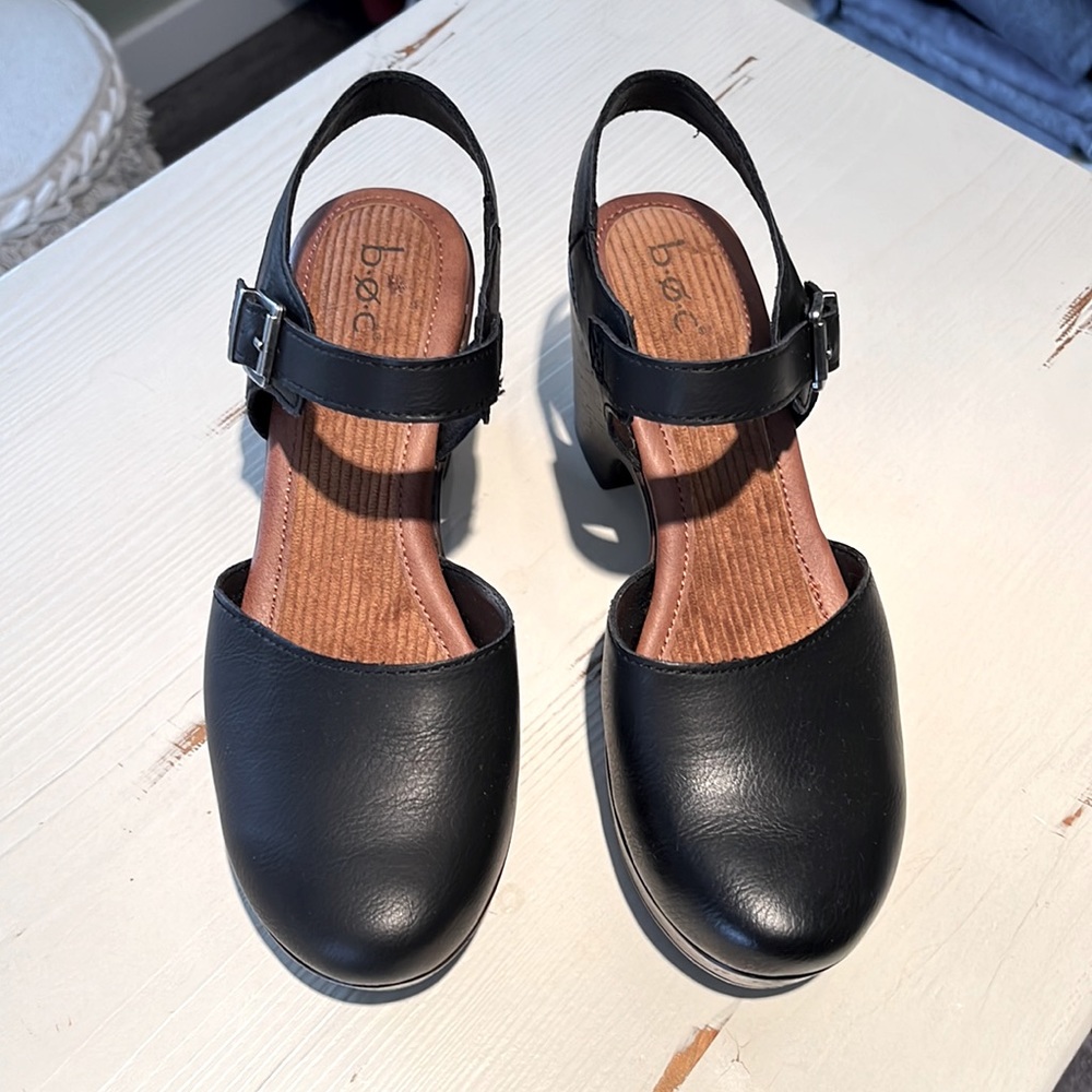 b o c sandle! New without tags, never worn. Size 8